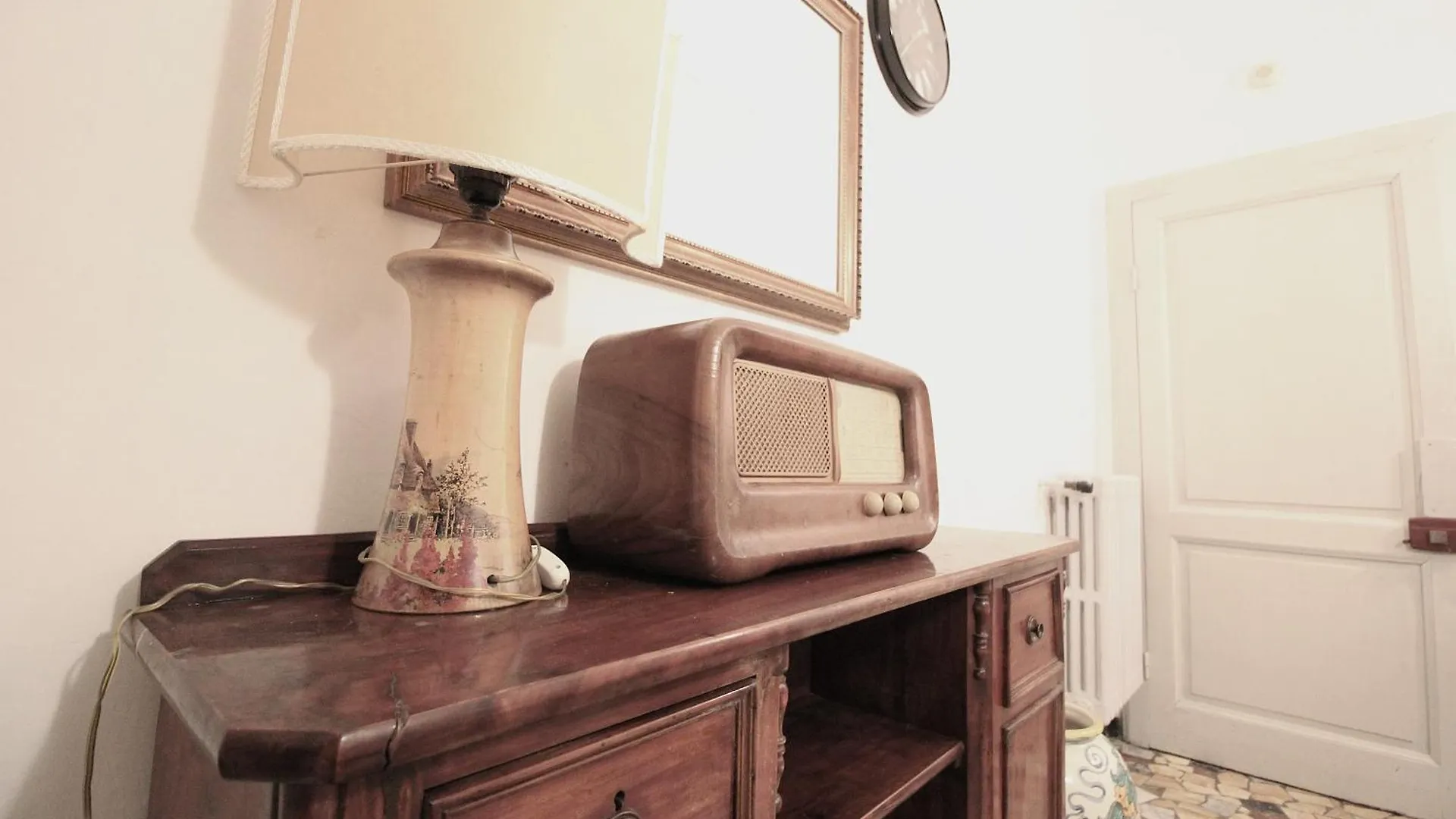 The House Of Painting Apartment Siena