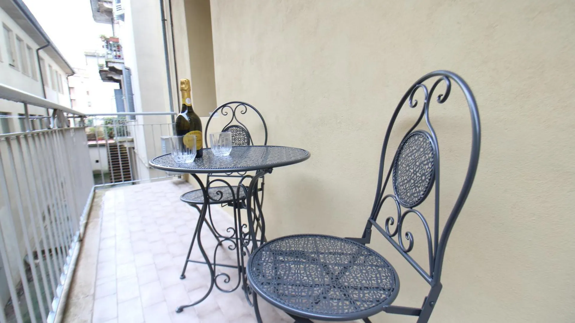 The House Of Painting Apartment Siena