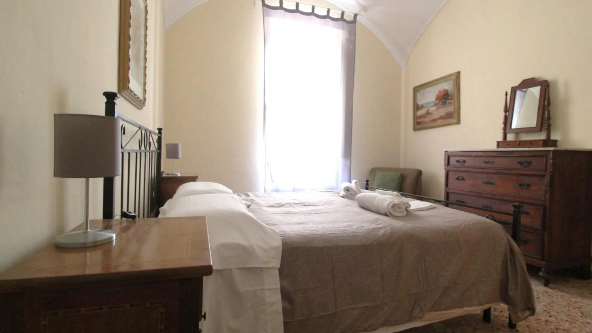 The House Of Painting Apartment Siena